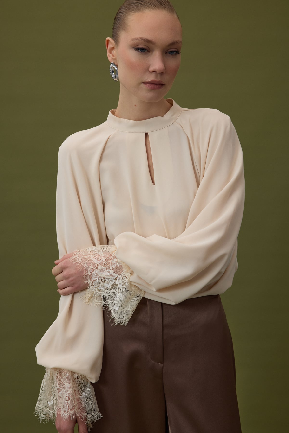 beige Satin blouse with dantel