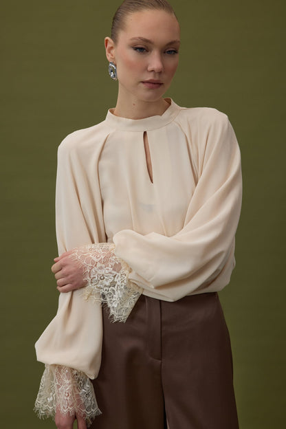 beige Satin blouse with dantel